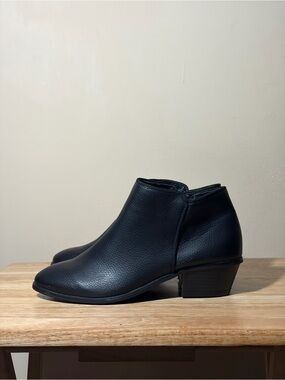 Masseys Size 8.5 All Black Faux Leather Ankle Booties with Low Block Heel